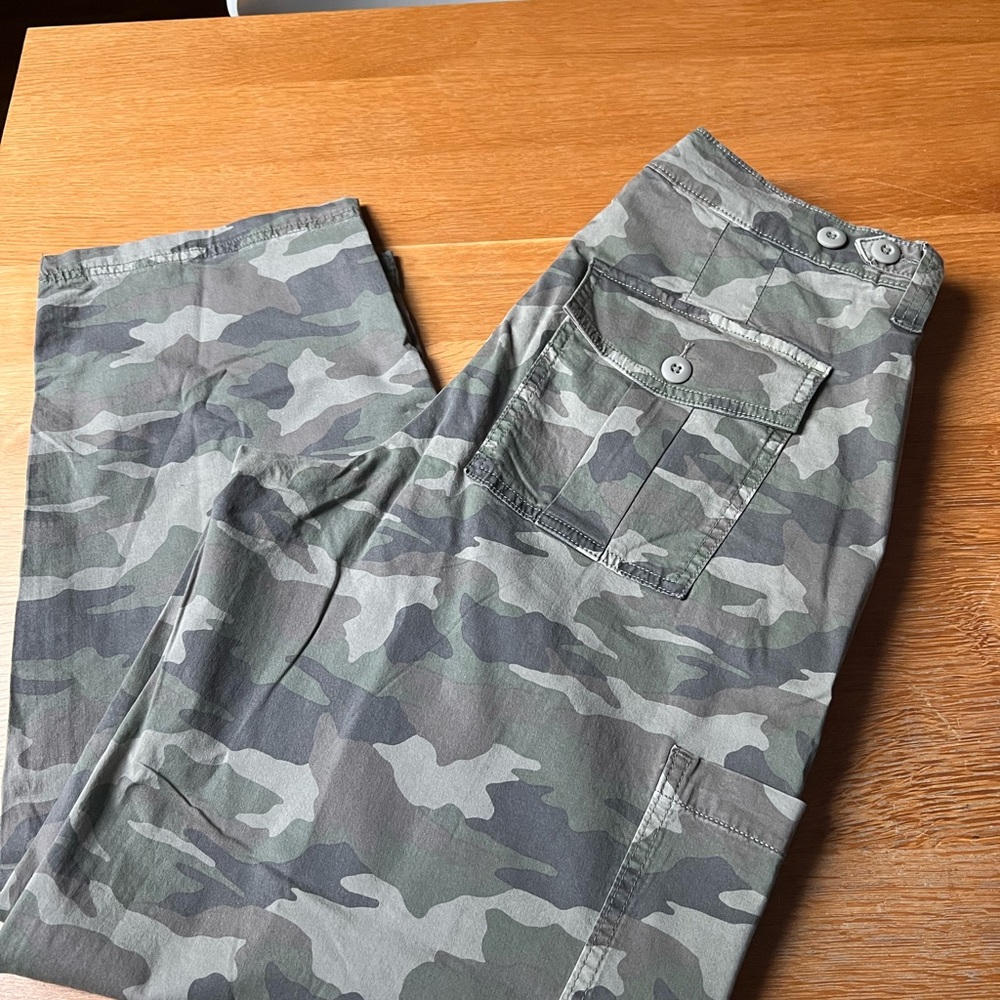 American Eagle Outfitters Womens Camo Cargo Barrel Pants